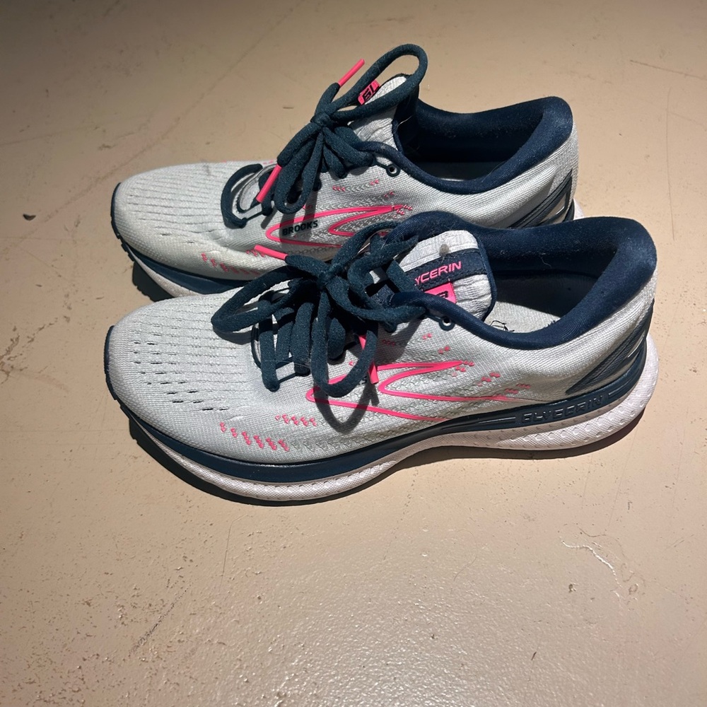 Brand new Women's Brooks Running Shoes